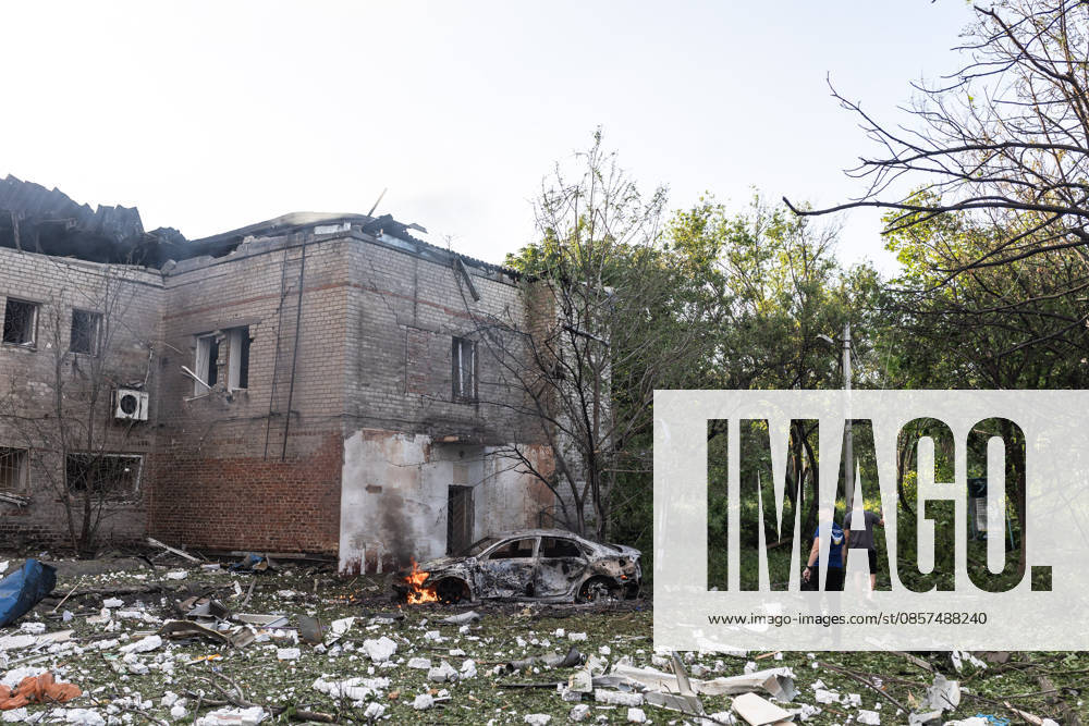 Aftermath of Russian strike in Kramatorsk KRAMATORSK, UKRAINE - MAY 25: A car on fire and a damaged residential building following a Russian air strike with KAB bombs in Kramatorsk, Ukraine, 25 May 2026 Diego Herrera Carcedo Anadolu Kramatorsk Ukraine. Editorial use only. Please get in touch for any other usage.