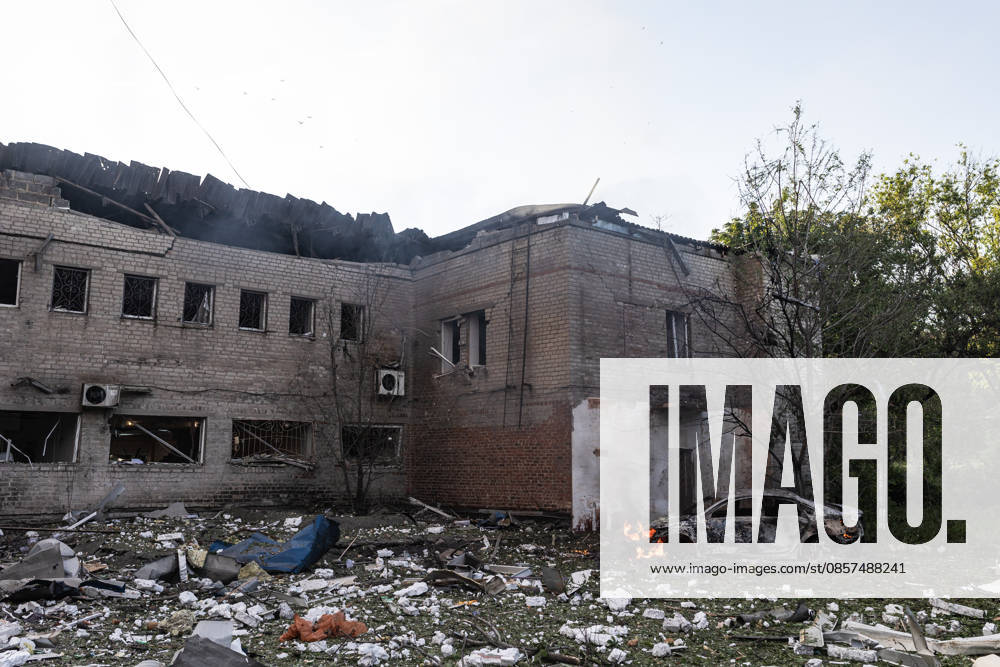 Aftermath of Russian strike in Kramatorsk KRAMATORSK, UKRAINE - MAY 25: A car on fire and a damaged residential building following a Russian air strike with KAB bombs in Kramatorsk, Ukraine, 25 May 2026 Diego Herrera Carcedo Anadolu Kramatorsk Ukraine. Editorial use only. Please get in touch for any other usage.