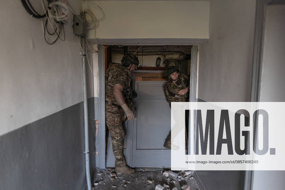 Aftermath of Russian strike in Kramatorsk KRAMATORSK, UKRAINE - MAY 25: Paramedics search for casualties following a Russian air strike in KAB, Kramatorsk, Ukraine, 25 May 2026 Diego Herrera Carcedo Anadolu Kramatorsk Ukraine. Editorial use only. Please get in touch for any other usage.