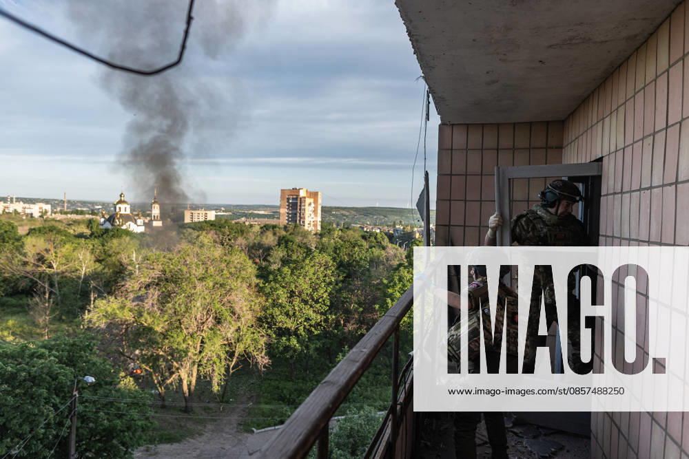 Aftermath of Russian strike in Kramatorsk KRAMATORSK, UKRAINE - MAY 25: Paramedics search for casualties following a Russian air strike in KAB, Kramatorsk, Ukraine, 25 May 2026 Diego Herrera Carcedo Anadolu Kramatorsk Ukraine. Editorial use only. Please get in touch for any other usage.