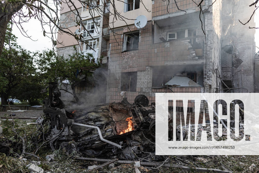 Aftermath of Russian strike in Kramatorsk KRAMATORSK, UKRAINE - MAY 25: A car on fire and a damaged residential building following a Russian air strike with KAB bombs in Kramatorsk, Ukraine, 25 May 2026 Diego Herrera Carcedo Anadolu Kramatorsk Ukraine. Editorial use only. Please get in touch for any other usage.