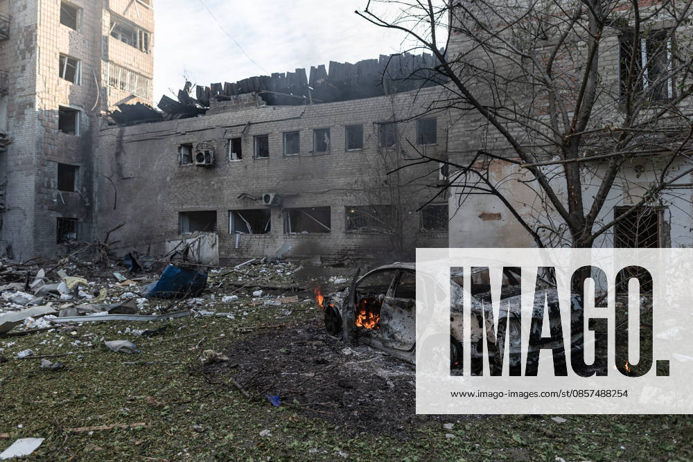 Aftermath of Russian strike in Kramatorsk KRAMATORSK, UKRAINE - MAY 25: A car on fire and a damaged residential building following a Russian air strike with KAB bombs in Kramatorsk, Ukraine, 25 May 2026 Diego Herrera Carcedo Anadolu Kramatorsk Ukraine. Editorial use only. Please get in touch for any other usage.