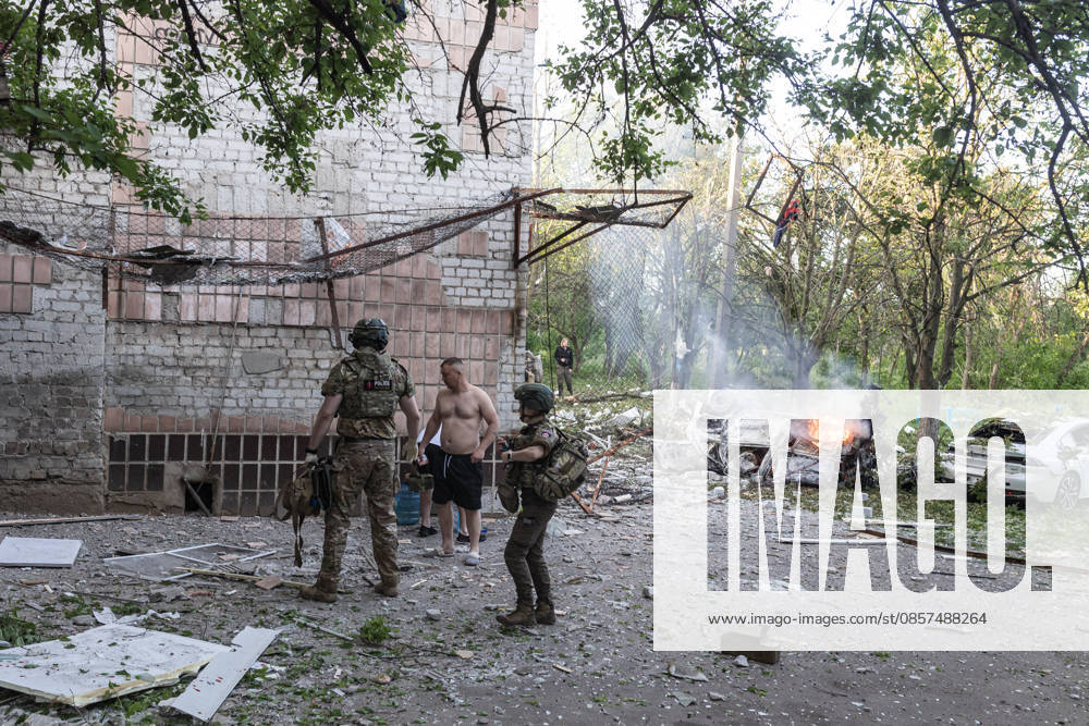 Aftermath of Russian strike in Kramatorsk KRAMATORSK, UKRAINE - MAY 25: Paramedics arrive at a residential building hit by Russian troops using KAB aerial bombs in Kramatorsk, Ukraine, 25 May 2026 Diego Herrera Carcedo Anadolu Kramatorsk Ukraine. Editorial use only. Please get in touch for any other usage.