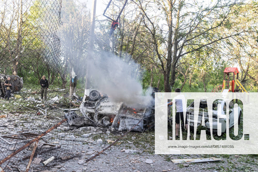 Aftermath of Russian strike in Kramatorsk KRAMATORSK, UKRAINE - MAY 25: A local resident extinguishes a car fire following a Russian air strike in Kramatorsk, Ukraine, 25 May 2026 Diego Herrera Carcedo Anadolu Kramatorsk Ukraine. Editorial use only. Please get in touch for any other usage.