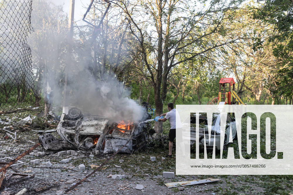 Aftermath of Russian strike in Kramatorsk KRAMATORSK, UKRAINE - MAY 25: A local resident extinguishes a car fire following a Russian air strike in Kramatorsk, Ukraine, 25 May 2026 Diego Herrera Carcedo Anadolu Kramatorsk Ukraine. Editorial use only. Please get in touch for any other usage.
