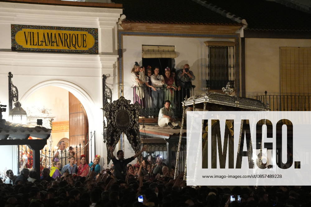 La Virgen del Rocio procession after jumping the fence at 3 08 hours La Virgen del Rocio procession through the village on his visit to the 127 affiliates A May 25, 2026 in El Rocio, Huelva Andalusia, Spain La Virgen del Rocio has left his hermitage about 03.08 hours this Monday, Day of Pentecost, to go through the village in Almonte Huelva and procession in her visit to the 127 affiliates who have made the pilgrimage there for yet another year. The Patroness of Almote is dressed in the full dress of the Montpensier family, recently restored at the Andalusian Institute of Historical Heritage 25 MAY 2026 Joaquín Arjona 25 05 2026 El Rocio, Huelva Andalucia, Esp El Rocio, Huelva Andalucia, Espana