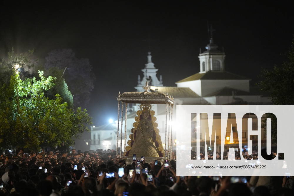 La Virgen del Rocio procession after jumping the fence at 3 08 hours La Virgen del Rocio procession through the village on his visit to the 127 affiliates A May 25, 2026 in El Rocio, Huelva Andalusia, Spain La Virgen del Rocio has left his hermitage about 03.08 hours this Monday, Day of Pentecost, to go through the village in Almonte Huelva and procession in her visit to the 127 affiliates who have made the pilgrimage there for yet another year. The Patroness of Almote is dressed in the full dress of the Montpensier family, recently restored at the Andalusian Institute of Historical Heritage 25 MAY 2026 Joaquín Arjona 25 05 2026 El Rocio, Huelva Andalucia, Esp El Rocio, Huelva Andalucia, Espana