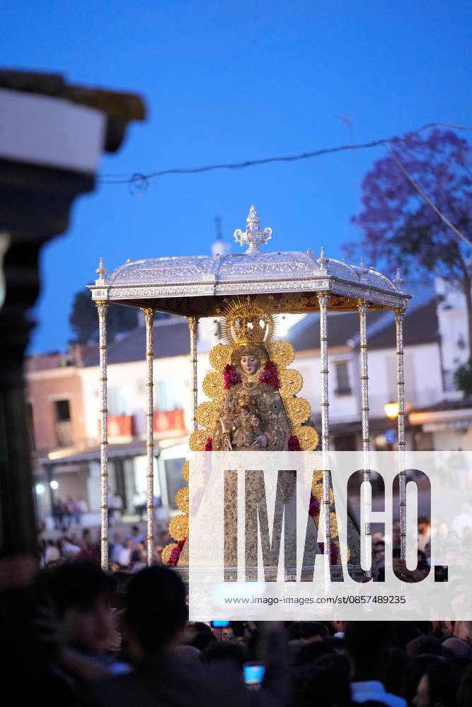 La Virgen del Rocio procession after jumping the fence at 3 08 hours La Virgen del Rocio procession through the village on his visit to the 127 affiliates A May 25, 2026 in El Rocio, Huelva Andalusia, Spain La Virgen del Rocio has left his hermitage about 03.08 hours this Monday, Day of Pentecost, to go through the village in Almonte Huelva and procession in her visit to the 127 affiliates who have made the pilgrimage there for yet another year. The Patroness of Almote is dressed in the full dress of the Montpensier family, recently restored at the Andalusian Institute of Historical Heritage 25 MAY 2026 Joaquín Arjona 25 05 2026 El Rocio, Huelva Andalucia, Esp El Rocio, Huelva Andalucia, Espana