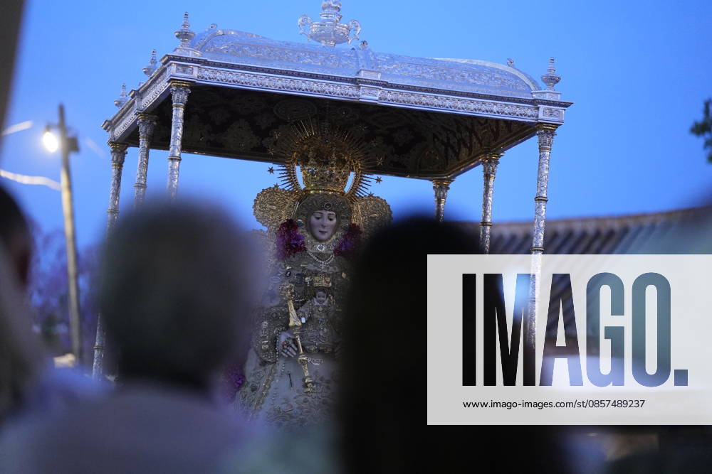 La Virgen del Rocio procession after jumping the fence at 3 08 hours La Virgen del Rocio procession through the village on his visit to the 127 affiliates A May 25, 2026 in El Rocio, Huelva Andalusia, Spain La Virgen del Rocio has left his hermitage about 03.08 hours this Monday, Day of Pentecost, to go through the village in Almonte Huelva and procession in her visit to the 127 affiliates who have made the pilgrimage there for yet another year. The Patroness of Almote is dressed in the full dress of the Montpensier family, recently restored at the Andalusian Institute of Historical Heritage 25 MAY 2026 Joaquín Arjona 25 05 2026 El Rocio, Huelva Andalucia, Esp El Rocio, Huelva Andalucia, Espana