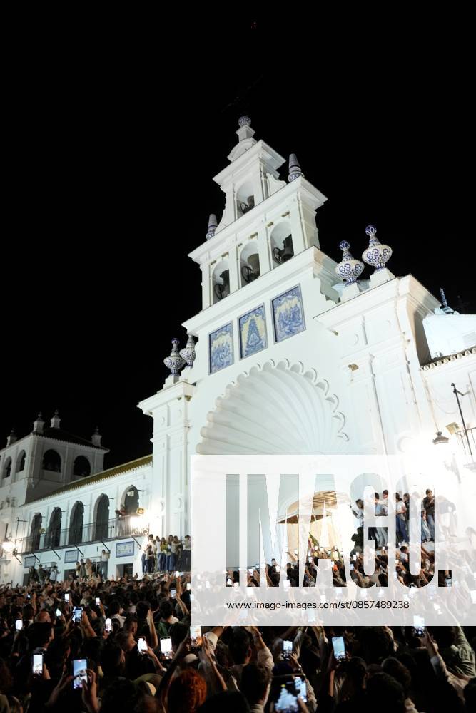 La Virgen del Rocio procession after jumping the fence at 3 08 hours La Virgen del Rocio procession through the village on his visit to the 127 affiliates A May 25, 2026 in El Rocio, Huelva Andalusia, Spain La Virgen del Rocio has left his hermitage about 03.08 hours this Monday, Day of Pentecost, to go through the village in Almonte Huelva and procession in her visit to the 127 affiliates who have made the pilgrimage there for yet another year. The Patroness of Almote is dressed in the full dress of the Montpensier family, recently restored at the Andalusian Institute of Historical Heritage 25 MAY 2026 Joaquín Arjona 25 05 2026 El Rocio, Huelva Andalucia, Esp El Rocio, Huelva Andalucia, Espana