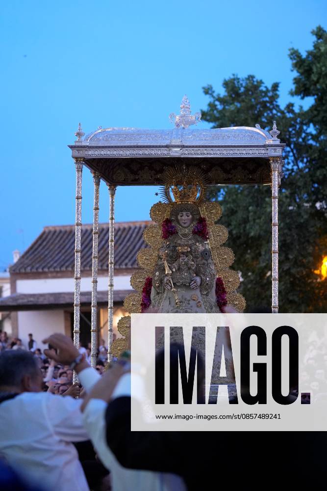 La Virgen del Rocio procession after jumping the fence at 3 08 hours La Virgen del Rocio procession through the village on his visit to the 127 affiliates A May 25, 2026 in El Rocio, Huelva Andalusia, Spain La Virgen del Rocio has left his hermitage about 03.08 hours this Monday, Day of Pentecost, to go through the village in Almonte Huelva and procession in her visit to the 127 affiliates who have made the pilgrimage there for yet another year. The Patroness of Almote is dressed in the full dress of the Montpensier family, recently restored at the Andalusian Institute of Historical Heritage 25 MAY 2026 Joaquín Arjona 25 05 2026 El Rocio, Huelva Andalucia, Esp El Rocio, Huelva Andalucia, Espana