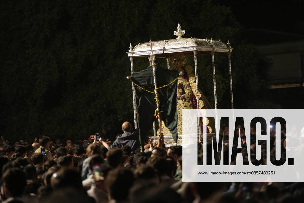 La Virgen del Rocio procession after jumping the fence at 3 08 hours La Virgen del Rocio procession through the village on his visit to the 127 affiliates A May 25, 2026 in El Rocio, Huelva Andalusia, Spain La Virgen del Rocio has left his hermitage about 03.08 hours this Monday, Day of Pentecost, to go through the village in Almonte Huelva and procession in her visit to the 127 affiliates who have made the pilgrimage there for yet another year. The Patroness of Almote is dressed in the full dress of the Montpensier family, recently restored at the Andalusian Institute of Historical Heritage 25 MAY 2026 Joaquín Arjona 25 05 2026 El Rocio, Huelva Andalucia, Esp El Rocio, Huelva Andalucia, Espana