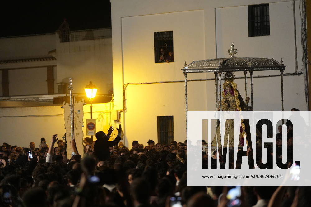 La Virgen del Rocio procession after jumping the fence at 3 08 hours La Virgen del Rocio procession through the village on his visit to the 127 affiliates A May 25, 2026 in El Rocio, Huelva Andalusia, Spain La Virgen del Rocio has left his hermitage about 03.08 hours this Monday, Day of Pentecost, to go through the village in Almonte Huelva and procession in her visit to the 127 affiliates who have made the pilgrimage there for yet another year. The Patroness of Almote is dressed in the full dress of the Montpensier family, recently restored at the Andalusian Institute of Historical Heritage 25 MAY 2026 Joaquín Arjona 25 05 2026 El Rocio, Huelva Andalucia, Esp El Rocio, Huelva Andalucia, Espana