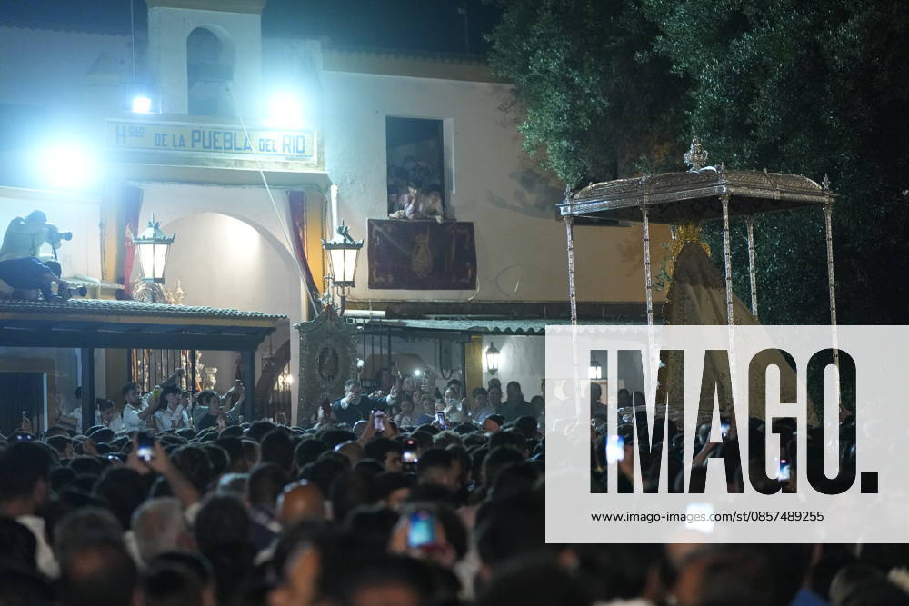 La Virgen del Rocio procession after jumping the fence at 3 08 hours La Virgen del Rocio procession through the village on his visit to the 127 affiliates A May 25, 2026 in El Rocio, Huelva Andalusia, Spain La Virgen del Rocio has left his hermitage about 03.08 hours this Monday, Day of Pentecost, to go through the village in Almonte Huelva and procession in her visit to the 127 affiliates who have made the pilgrimage there for yet another year. The Patroness of Almote is dressed in the full dress of the Montpensier family, recently restored at the Andalusian Institute of Historical Heritage 25 MAY 2026 Joaquín Arjona 25 05 2026 El Rocio, Huelva Andalucia, Esp El Rocio, Huelva Andalucia, Espana