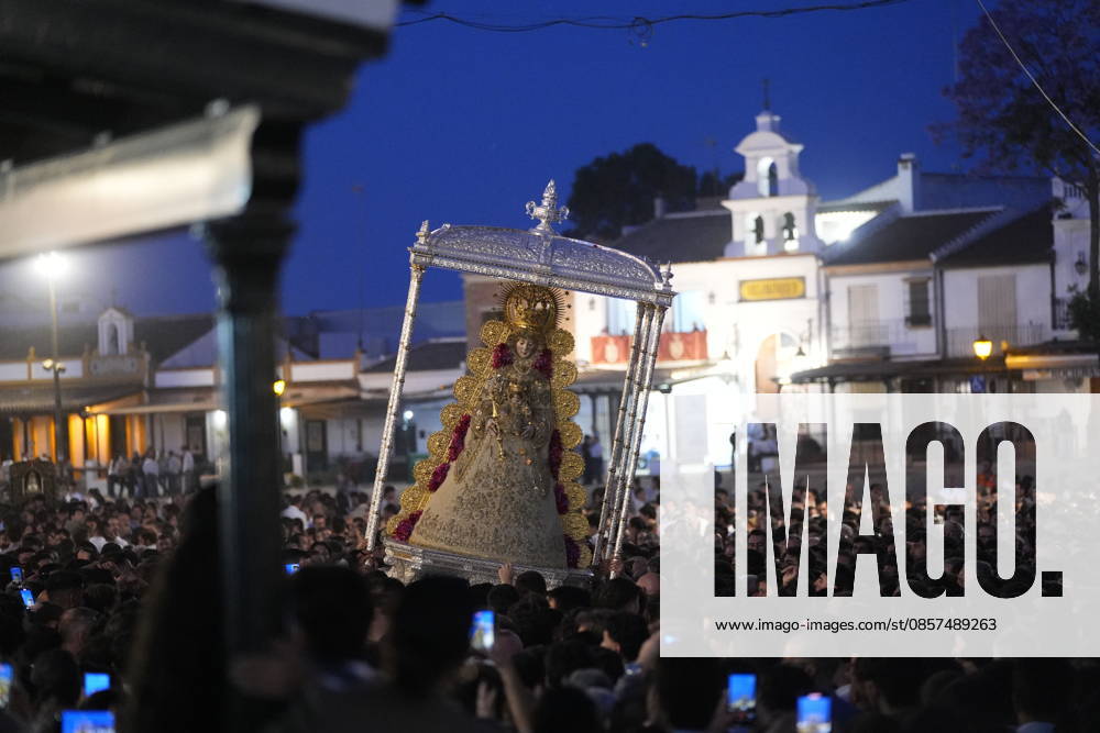 La Virgen del Rocio procession after jumping the fence at 3 08 hours La Virgen del Rocio procession through the village on his visit to the 127 affiliates A May 25, 2026 in El Rocio, Huelva Andalusia, Spain La Virgen del Rocio has left his hermitage about 03.08 hours this Monday, Day of Pentecost, to go through the village in Almonte Huelva and procession in her visit to the 127 affiliates who have made the pilgrimage there for yet another year. The Patroness of Almote is dressed in the full dress of the Montpensier family, recently restored at the Andalusian Institute of Historical Heritage 25 MAY 2026 Joaquín Arjona 25 05 2026 El Rocio, Huelva Andalucia, Esp El Rocio, Huelva Andalucia, Espana