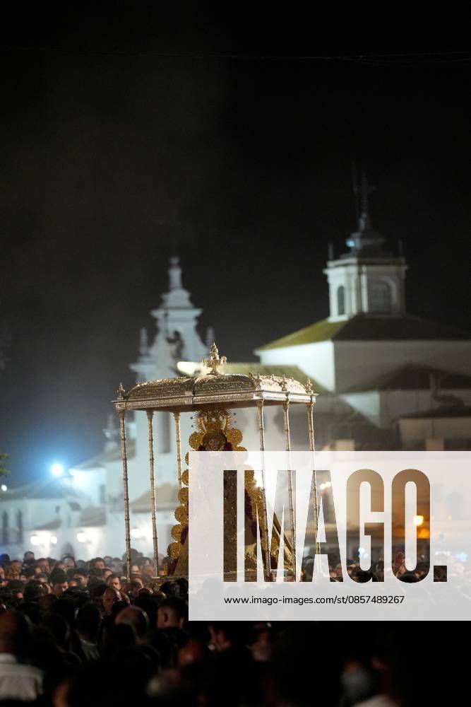 La Virgen del Rocio procession after jumping the fence at 3 08 hours La Virgen del Rocio procession through the village on his visit to the 127 affiliates A May 25, 2026 in El Rocio, Huelva Andalusia, Spain La Virgen del Rocio has left his hermitage about 03.08 hours this Monday, Day of Pentecost, to go through the village in Almonte Huelva and procession in her visit to the 127 affiliates who have made the pilgrimage there for yet another year. The Patroness of Almote is dressed in the full dress of the Montpensier family, recently restored at the Andalusian Institute of Historical Heritage 25 MAY 2026 Joaquín Arjona 25 05 2026 El Rocio, Huelva Andalucia, Esp El Rocio, Huelva Andalucia, Espana