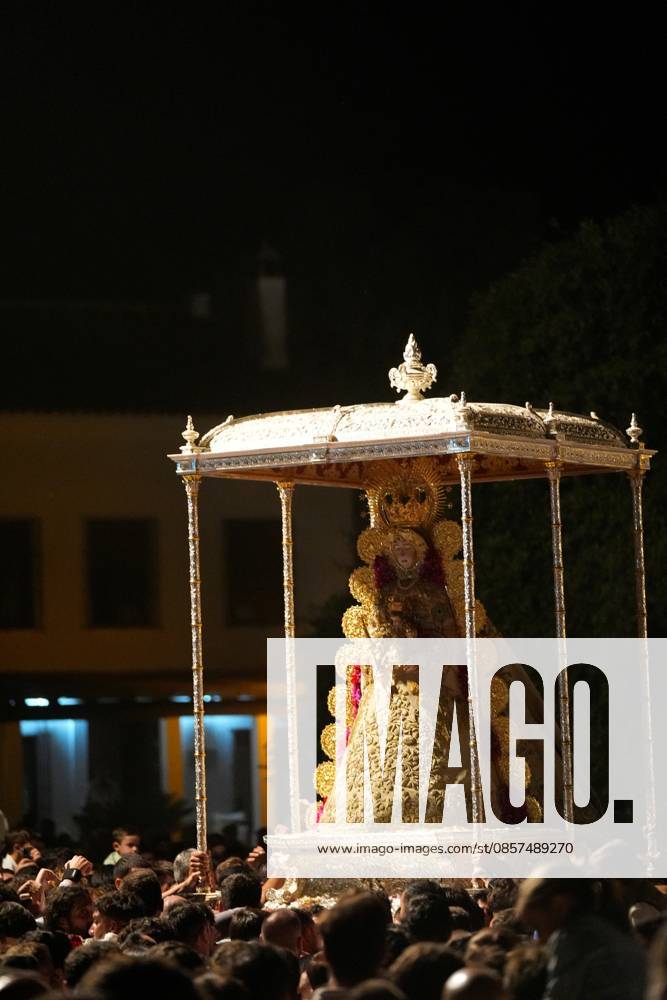 La Virgen del Rocio procession after jumping the fence at 3 08 hours La Virgen del Rocio procession through the village on his visit to the 127 affiliates A May 25, 2026 in El Rocio, Huelva Andalusia, Spain La Virgen del Rocio has left his hermitage about 03.08 hours this Monday, Day of Pentecost, to go through the village in Almonte Huelva and procession in her visit to the 127 affiliates who have made the pilgrimage there for yet another year. The Patroness of Almote is dressed in the full dress of the Montpensier family, recently restored at the Andalusian Institute of Historical Heritage 25 MAY 2026 Joaquín Arjona 25 05 2026 El Rocio, Huelva Andalucia, Esp El Rocio, Huelva Andalucia, Espana