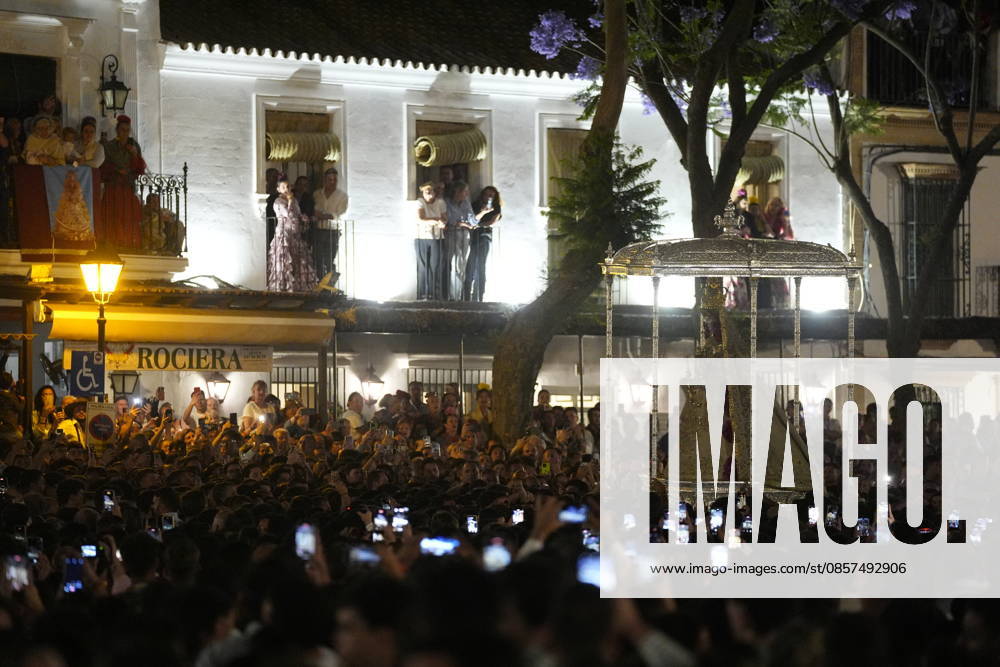 La Virgen del Rocio procession after jumping the fence at 3 08 hours La Virgen del Rocio procession through the village on his visit to the 127 affiliates A May 25, 2026 in El Rocio, Huelva Andalusia, Spain La Virgen del Rocio has left his hermitage about 03.08 hours this Monday, Day of Pentecost, to go through the village in Almonte Huelva and procession in her visit to the 127 affiliates who have made the pilgrimage there for yet another year. The Patroness of Almote is dressed in the full dress of the Montpensier family, recently restored at the Andalusian Institute of Historical Heritage 25 MAY 2026 Joaquín Arjona 25 05 2026 El Rocio, Huelva Andalucia, Esp El Rocio, Huelva Andalucia, Espana