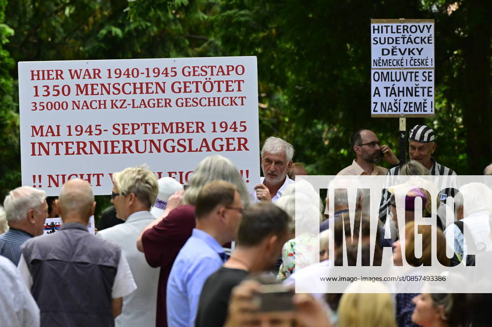 Protesters against the Sudeten German congress before the start of the commemorative act held in memory of the victims of the years 1939 to 1945 at Kounic Student Residence as part of the Meeting Brno festival and the congress of the Sudeten German Regional Association, in Brno, Czech Republic, on May 25, 2026. The congress ends here. (CTKxPhoto VaclavxSalek) CTKPhotoP2026052502239 CTKPhotoP2026052502239