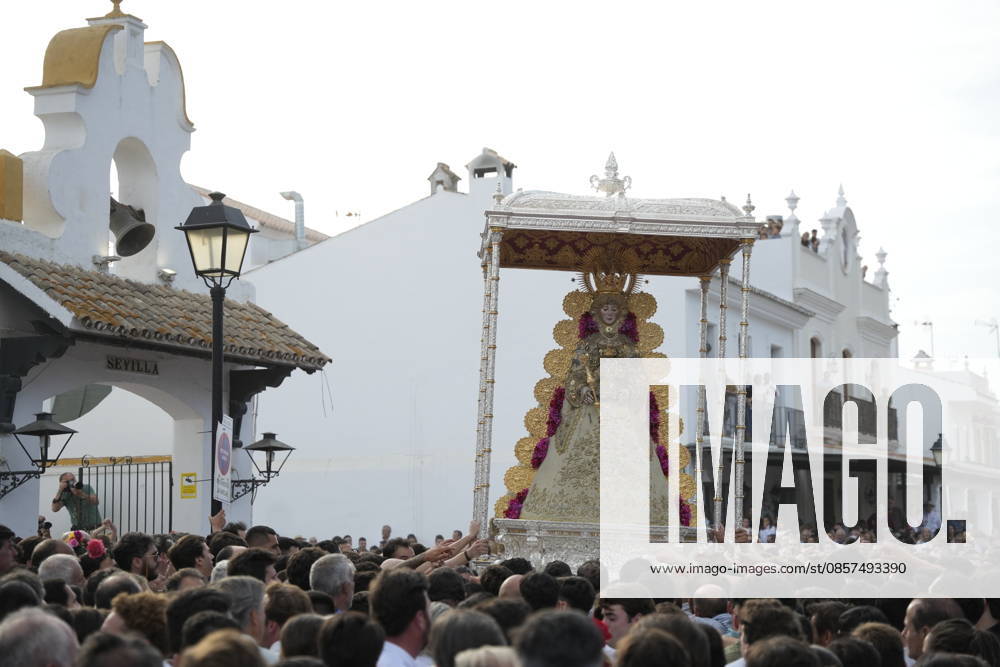 La Virgen del Rocio procession after jumping the fence at 3 08 hours La Virgen del Rocio procession through the village on his visit to the 127 affiliates A May 25, 2026 in El Rocio, Huelva Andalusia, Spain La Virgen del Rocio has left his hermitage about 03.08 hours this Monday, Day of Pentecost, to go through the village in Almonte Huelva and procession in her visit to the 127 affiliates who have made the pilgrimage there for yet another year. The Patroness of Almote is dressed in the full dress of the Montpensier family, recently restored at the Andalusian Institute of Historical Heritage 25 MAY 2026 Joaquín Arjona 25 05 2026 El Rocio, Huelva Andalucia, Esp El Rocio, Huelva Andalucia, Espana