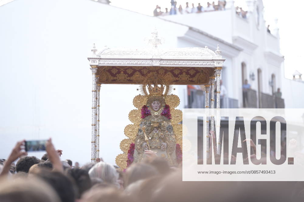 La Virgen del Rocio procession after jumping the fence at 3 08 hours La Virgen del Rocio procession through the village on his visit to the 127 affiliates A May 25, 2026 in El Rocio, Huelva Andalusia, Spain La Virgen del Rocio has left his hermitage about 03.08 hours this Monday, Day of Pentecost, to go through the village of Almonte Huelva and procession in her visit to the 127 affiliates who have made the pilgrimage there for yet another year. The Patroness of Almote is dressed in the full dress of the Montpensier family, recently restored at the Andalusian Institute of Historical Heritage 25 MAY 2026 Joaquín Arjona 25 05 2026 El Rocio, Huelva Andalucia, Esp El Rocio, Huelva Andalucia, Espana