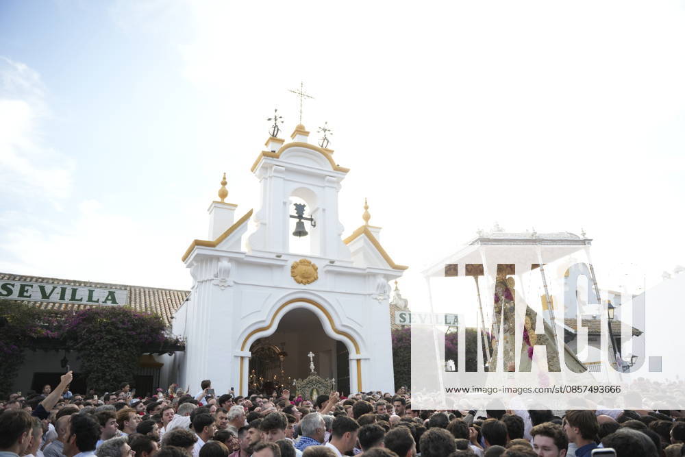 La Virgen del Rocio procession after jumping the fence at 3 08 hours La Virgen del Rocio procession through the village on his visit to the 127 affiliates A May 25, 2026 in El Rocio, Huelva Andalusia, Spain La Virgen del Rocio has left his hermitage about 03.08 hours this Monday, Day of Pentecost, to go through the village of Almonte Huelva and procession in her visit to the 127 affiliates who have made the pilgrimage there for yet another year. The Patroness of Almote is dressed in the full dress of the Montpensier family, recently restored at the Andalusian Institute of Historical Heritage 25 MAY 2026 Joaquín Arjona 25 05 2026 El Rocio, Huelva Andalucia, Esp El Rocio, Huelva Andalucia, Espana