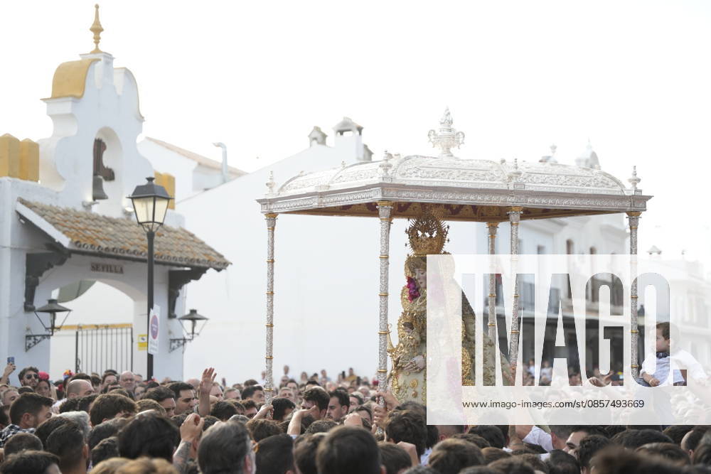 La Virgen del Rocio procession after jumping the fence at 3 08 hours La Virgen del Rocio procession through the village on his visit to the 127 affiliates A May 25, 2026 in El Rocio, Huelva Andalusia, Spain La Virgen del Rocio has left his hermitage about 03.08 hours this Monday, Day of Pentecost, to go through the village of Almonte Huelva and procession in her visit to the 127 affiliates who have made the pilgrimage there for yet another year. The Patroness of Almote is dressed in the full dress of the Montpensier family, recently restored at the Andalusian Institute of Historical Heritage 25 MAY 2026 Joaquín Arjona 25 05 2026 El Rocio, Huelva Andalucia, Esp El Rocio, Huelva Andalucia, Espana