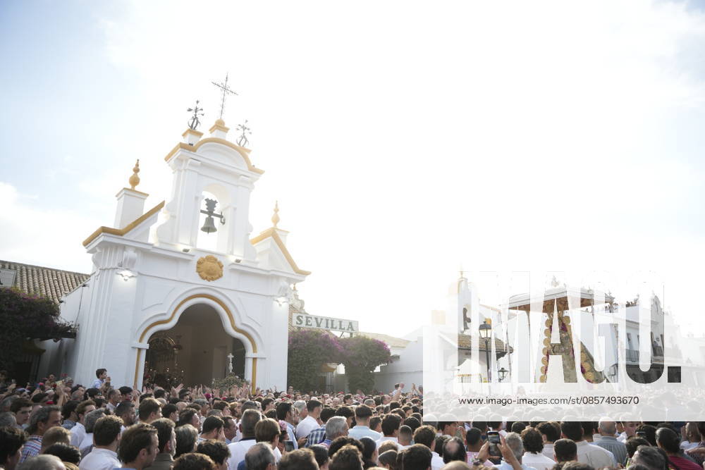 La Virgen del Rocio procession after jumping the fence at 3 08 hours La Virgen del Rocio procession through the village on his visit to the 127 affiliates A May 25, 2026 in El Rocio, Huelva Andalusia, Spain La Virgen del Rocio has left his hermitage about 03.08 hours this Monday, Day of Pentecost, to go through the village of Almonte Huelva and procession in her visit to the 127 affiliates who have made the pilgrimage there for yet another year. The Patroness of Almote is dressed in the full dress of the Montpensier family, recently restored at the Andalusian Institute of Historical Heritage 25 MAY 2026 Joaquín Arjona 25 05 2026 El Rocio, Huelva Andalucia, Esp El Rocio, Huelva Andalucia, Espana