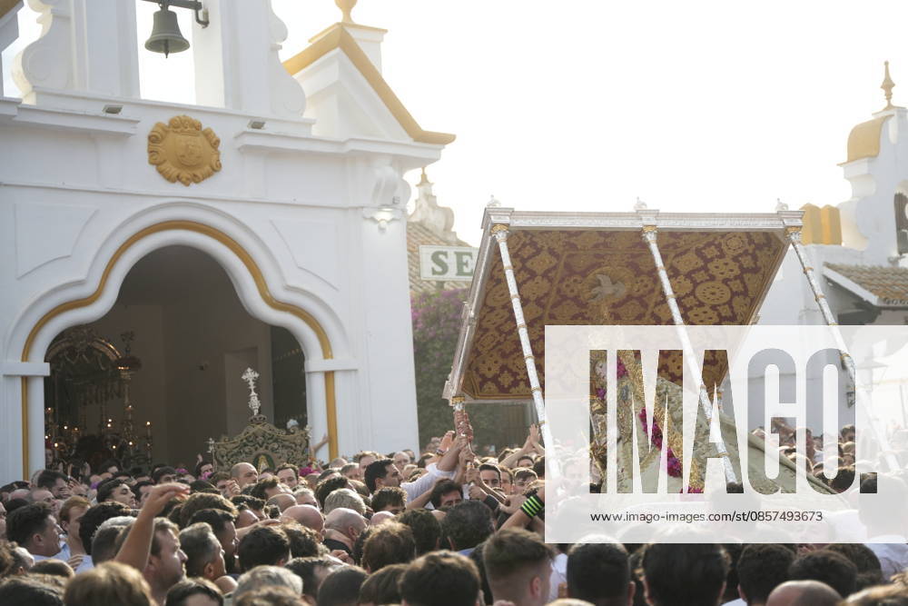 La Virgen del Rocio procession after jumping the fence at 3 08 hours La Virgen del Rocio procession through the village on his visit to the 127 affiliates A May 25, 2026 in El Rocio, Huelva Andalusia, Spain La Virgen del Rocio has left his hermitage about 03.08 hours this Monday, Day of Pentecost, to go through the village of Almonte Huelva and procession in her visit to the 127 affiliates who have made the pilgrimage there for yet another year. The Patroness of Almote is dressed in the full dress of the Montpensier family, recently restored at the Andalusian Institute of Historical Heritage 25 MAY 2026 Joaquín Arjona 25 05 2026 El Rocio, Huelva Andalucia, Esp El Rocio, Huelva Andalucia, Espana