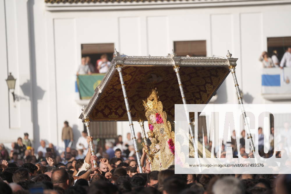 La Virgen del Rocio procession after jumping the fence at 3 08 hours La Virgen del Rocio procession through the village on his visit to the 127 affiliates A May 25, 2026 in El Rocio, Huelva Andalusia, Spain La Virgen del Rocio has left his hermitage about 03.08 hours this Monday, Day of Pentecost, to go through the village of Almonte Huelva and procession in her visit to the 127 affiliates who have made the pilgrimage there for yet another year. The Patroness of Almote is dressed in the full dress of the Montpensier family, recently restored at the Andalusian Institute of Historical Heritage 25 MAY 2026 Joaquín Arjona 25 05 2026 El Rocio, Huelva Andalucia, Esp El Rocio, Huelva Andalucia, Espana