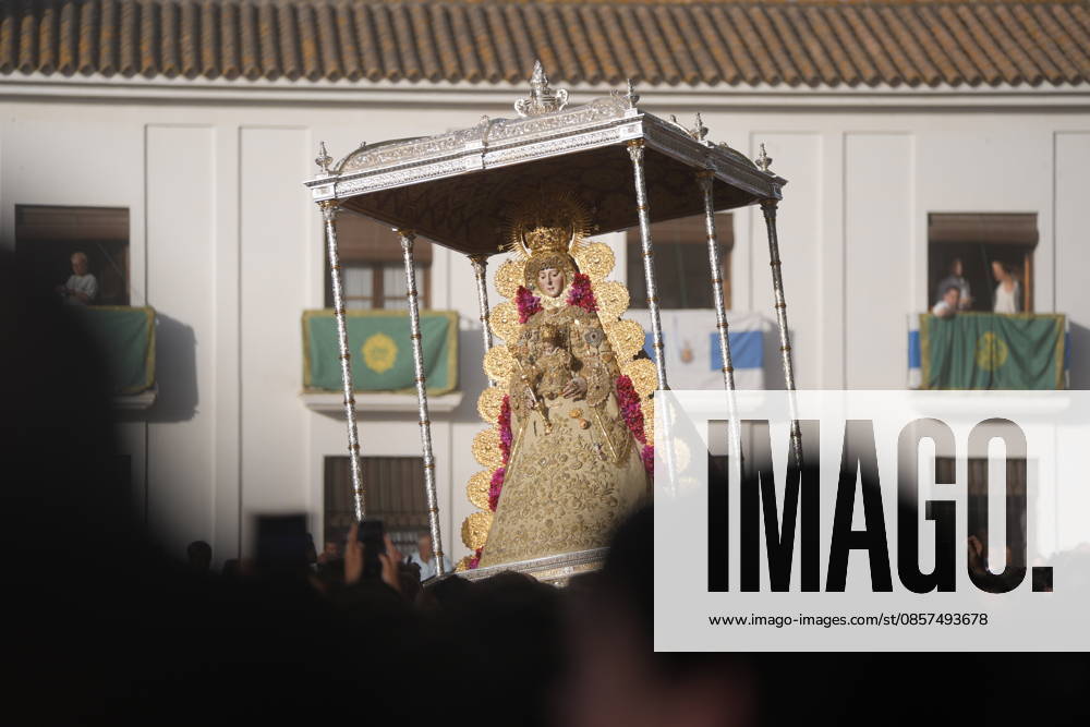 La Virgen del Rocio procession after jumping the fence at 3 08 hours La Virgen del Rocio procession through the village on his visit to the 127 affiliates A May 25, 2026 in El Rocio, Huelva Andalusia, Spain La Virgen del Rocio has left his hermitage about 03.08 hours this Monday, Day of Pentecost, to go through the village of Almonte Huelva and procession in her visit to the 127 affiliates who have made the pilgrimage there for yet another year. The Patroness of Almote is dressed in the full dress of the Montpensier family, recently restored at the Andalusian Institute of Historical Heritage 25 MAY 2026 Joaquín Arjona 25 05 2026 El Rocio, Huelva Andalucia, Esp El Rocio, Huelva Andalucia, Espana