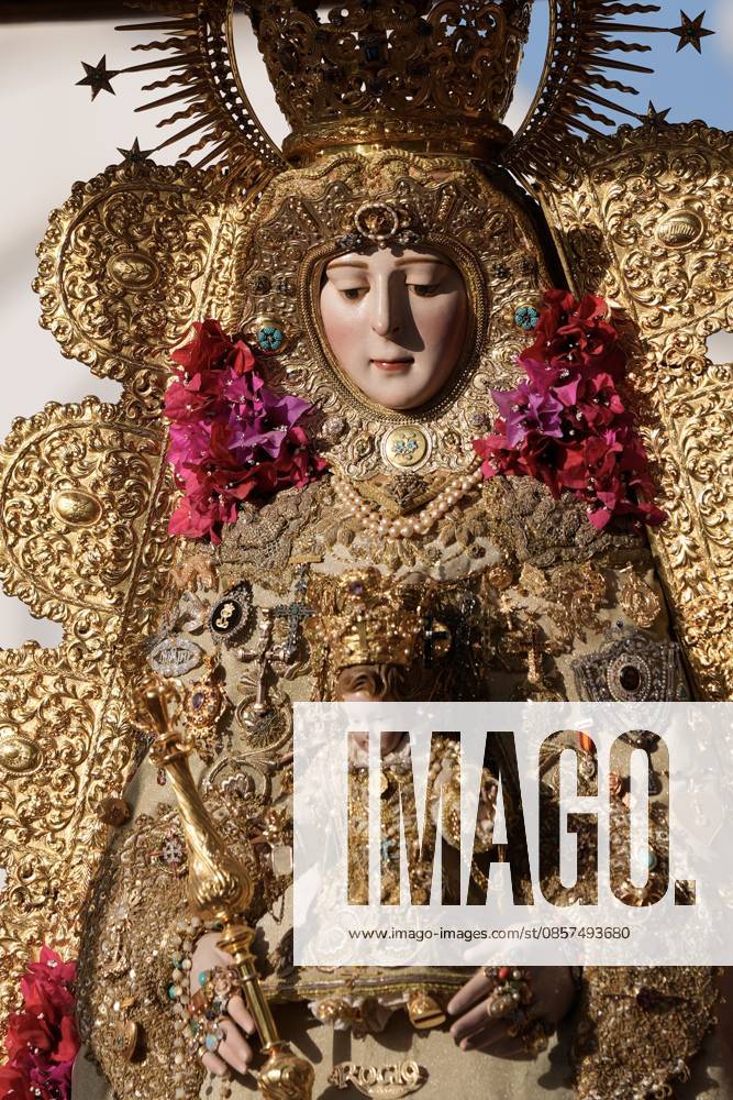 La Virgen del Rocio procession after jumping the fence at 3 08 hours La Virgen del Rocio procession through the village on his visit to the 127 affiliates A May 25, 2026 in El Rocio, Huelva Andalusia, Spain La Virgen del Rocio has left his hermitage about 03.08 hours this Monday, Day of Pentecost, to go through the village of Almonte Huelva and procession in her visit to the 127 affiliates who have made the pilgrimage there for yet another year. The Patroness of Almote is dressed in the full dress of the Montpensier family, recently restored at the Andalusian Institute of Historical Heritage 25 MAY 2026 Joaquín Arjona 25 05 2026 El Rocio, Huelva Andalucia, Esp El Rocio, Huelva Andalucia, Espana
