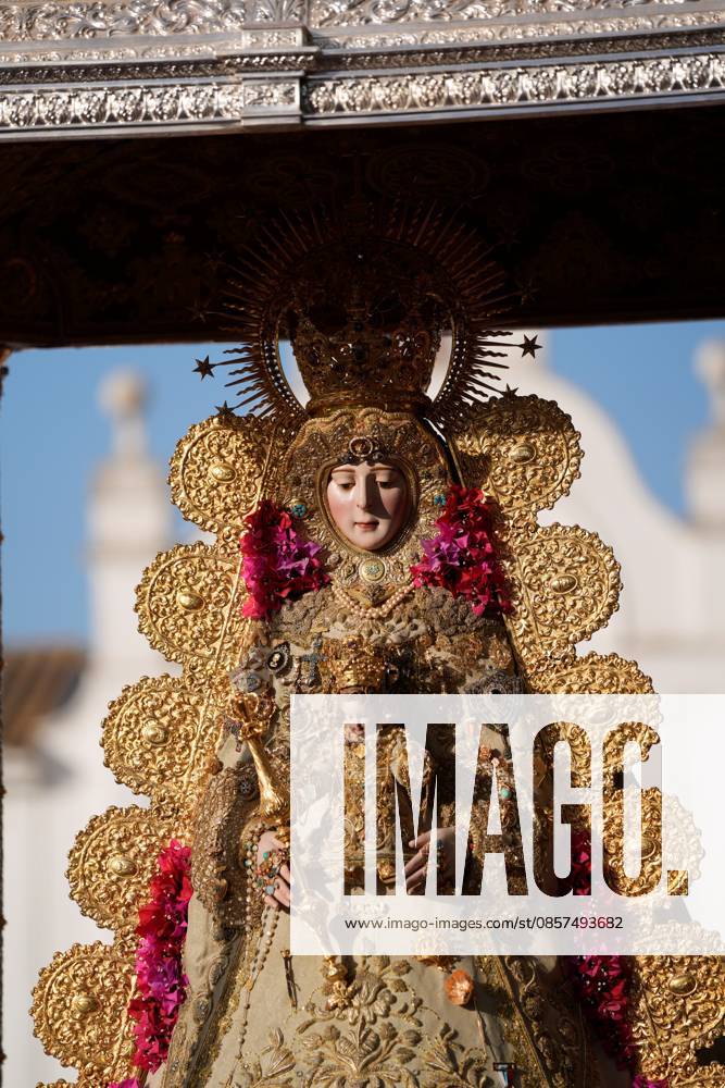 La Virgen del Rocio procession after jumping the fence at 3 08 hours La Virgen del Rocio procession through the village on his visit to the 127 affiliates A May 25, 2026 in El Rocio, Huelva Andalusia, Spain La Virgen del Rocio has left his hermitage about 03.08 hours this Monday, Day of Pentecost, to go through the village of Almonte Huelva and procession in her visit to the 127 affiliates who have made the pilgrimage there for yet another year. The Patroness of Almote is dressed in the full dress of the Montpensier family, recently restored at the Andalusian Institute of Historical Heritage 25 MAY 2026 Joaquín Arjona 25 05 2026 El Rocio, Huelva Andalucia, Esp El Rocio, Huelva Andalucia, Espana