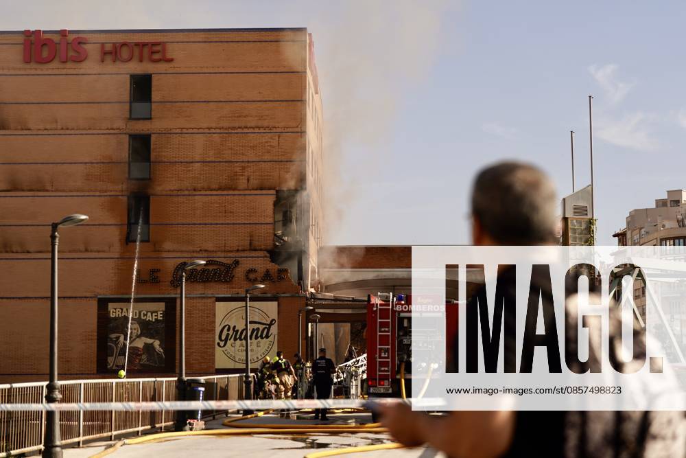 A fire forces the eviction of a hotel in the center of Malaga Firefighters Malaga working on extinguishing a fire in a hotel in the capital A 25 May 2026 in Malaga Andalusia, Spain The fire on the first floor of a hotel in the center of Malaga in the early hours of Monday May 25 has forced the eviction of the entire establishment without for the moment there have been personal injuries, as reported by the 112, belonging to the Emergency Agency of Andalusia The fire started at about 01 26 hours when witnesses have alerted of flames on the first floor of the hotel located in Cerrojo street 25 MAY 2026 Malaga Andalucia, Spain Malaga Andalucia, Spain Spain Spain