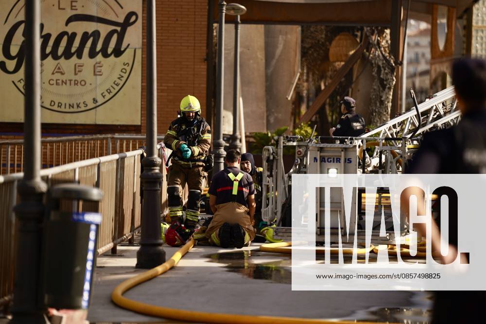 A fire forces the eviction of a hotel in the center of Malaga Firefighters Malaga working on extinguishing a fire in a hotel in the capital A 25 May 2026 in Malaga Andalusia, Spain The fire on the first floor of a hotel in the center of Malaga in the early hours of Monday May 25 has forced the eviction of the entire establishment without for the moment there have been personal injuries, as reported by the 112, belonging to the Emergency Agency of Andalusia The fire started at about 01 26 hours when witnesses have alerted of flames on the first floor of the hotel located in Cerrojo street 25 MAY 2026 Malaga Andalucia, Spain Malaga Andalucia, Spain Spain Spain