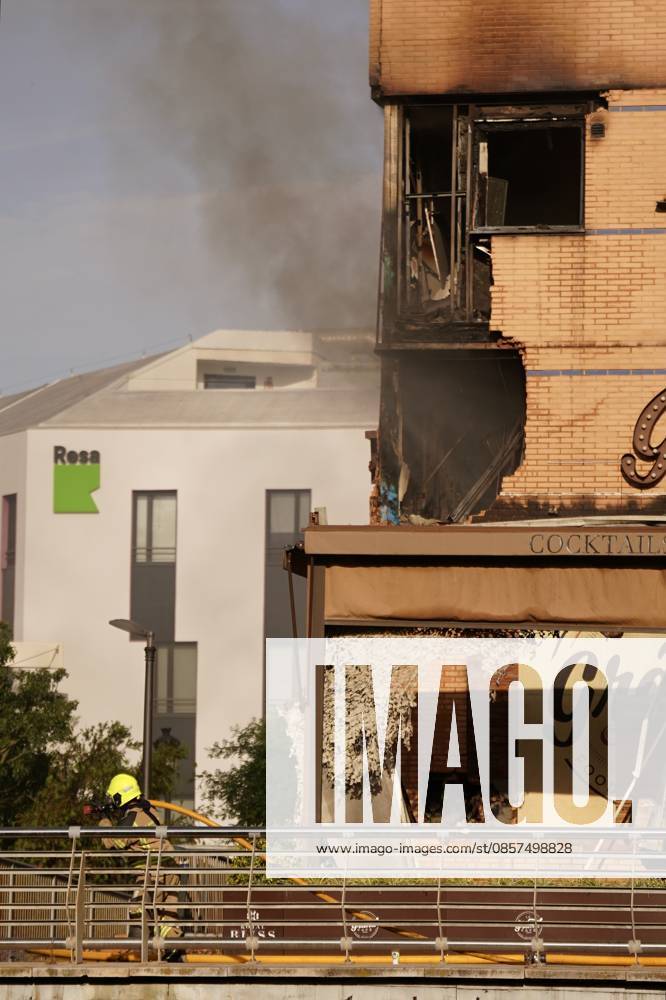 A fire forces the eviction of a hotel in the center of Malaga Firefighters Malaga working on extinguishing a fire in a hotel in the capital A 25 May 2026 in Malaga Andalusia, Spain The fire on the first floor of a hotel in the center of Malaga in the early hours of Monday May 25 has forced the eviction of the entire establishment without for the moment there have been personal injuries, as reported by the 112, belonging to the Emergency Agency of Andalusia The fire started at about 01 26 hours when witnesses have alerted of flames on the first floor of the hotel located in Cerrojo street 25 MAY 2026 Malaga Andalucia, Spain Malaga Andalucia, Spain Spain Spain
