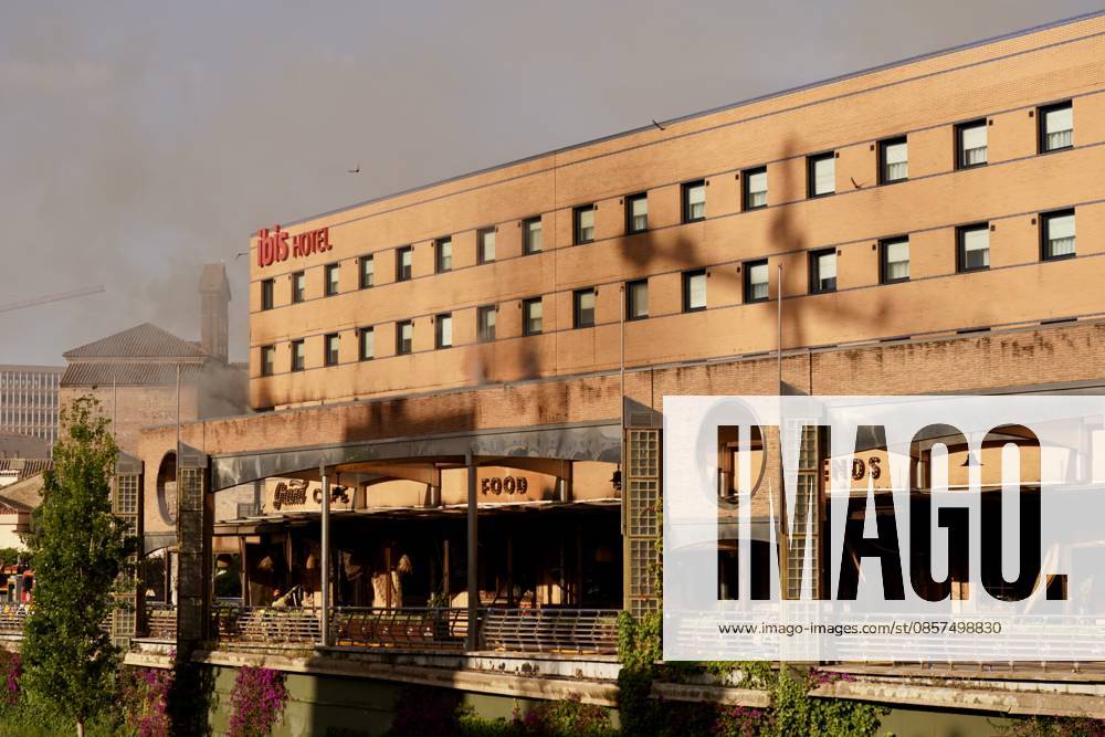 A fire forces the eviction of a hotel in the center of Malaga Firefighters Malaga working on extinguishing a fire in a hotel in the capital A 25 May 2026 in Malaga Andalusia, Spain The fire on the first floor of a hotel in the center of Malaga in the early hours of Monday May 25 has forced the eviction of the entire establishment without for the moment there have been personal injuries, as reported by the 112, belonging to the Emergency Agency of Andalusia The fire started at about 01 26 hours when witnesses have alerted of flames on the first floor of the hotel located in Cerrojo street 25 MAY 2026 Malaga Andalucia, Spain Malaga Andalucia, Spain Spain Spain