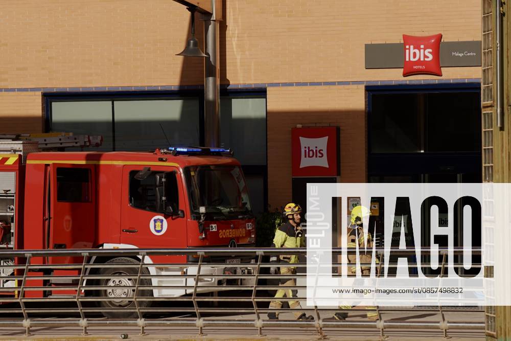 A fire forces the eviction of a hotel in the center of Malaga Firefighters Malaga working on extinguishing a fire in a hotel in the capital A 25 May 2026 in Malaga Andalusia, Spain The fire on the first floor of a hotel in the center of Malaga in the early hours of Monday May 25 has forced the eviction of the entire establishment without for the moment there have been personal injuries, as reported by the 112, belonging to the Emergency Agency of Andalusia The fire started at about 01 26 hours when witnesses have alerted of flames on the first floor of the hotel located in Cerrojo street 25 MAY 2026 Malaga Andalucia, Spain Malaga Andalucia, Spain Spain Spain