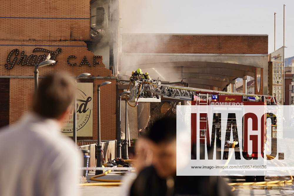 A fire forces the eviction of a hotel in the center of Malaga Firefighters Malaga working on extinguishing a fire in a hotel in the capital A 25 May 2026 in Malaga Andalusia, Spain The fire on the first floor of a hotel in the center of Malaga in the early hours of Monday May 25 has forced the eviction of the entire establishment without for the moment there have been personal injuries, as reported by the 112, belonging to the Emergency Agency of Andalusia The fire started at about 01 26 hours when witnesses have alerted of flames on the first floor of the hotel located in Cerrojo street 25 MAY 2026 Malaga Andalucia, Spain Malaga Andalucia, Spain Spain Spain