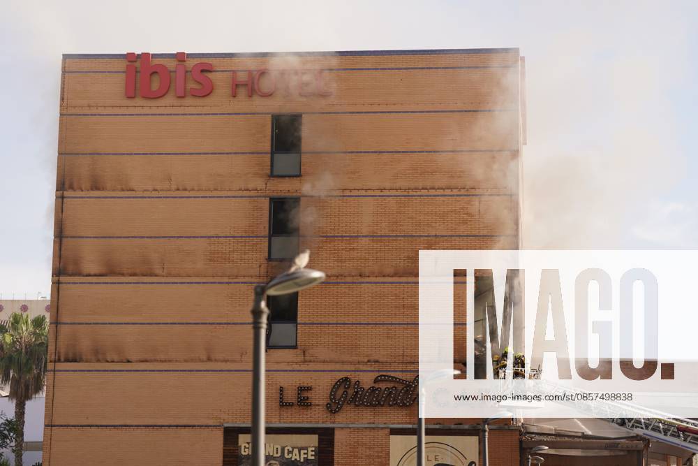 A fire forces the eviction of a hotel in the center of Malaga Firefighters Malaga working on extinguishing a fire in a hotel in the capital A 25 May 2026 in Malaga Andalusia, Spain The fire on the first floor of a hotel in the center of Malaga in the early hours of Monday May 25 has forced the eviction of the entire establishment without for the moment there have been personal injuries, as reported by the 112, belonging to the Emergency Agency of Andalusia The fire started at about 01 26 hours when witnesses have alerted of flames on the first floor of the hotel located in Cerrojo street 25 MAY 2026 Malaga Andalucia, Spain Malaga Andalucia, Spain Spain Spain