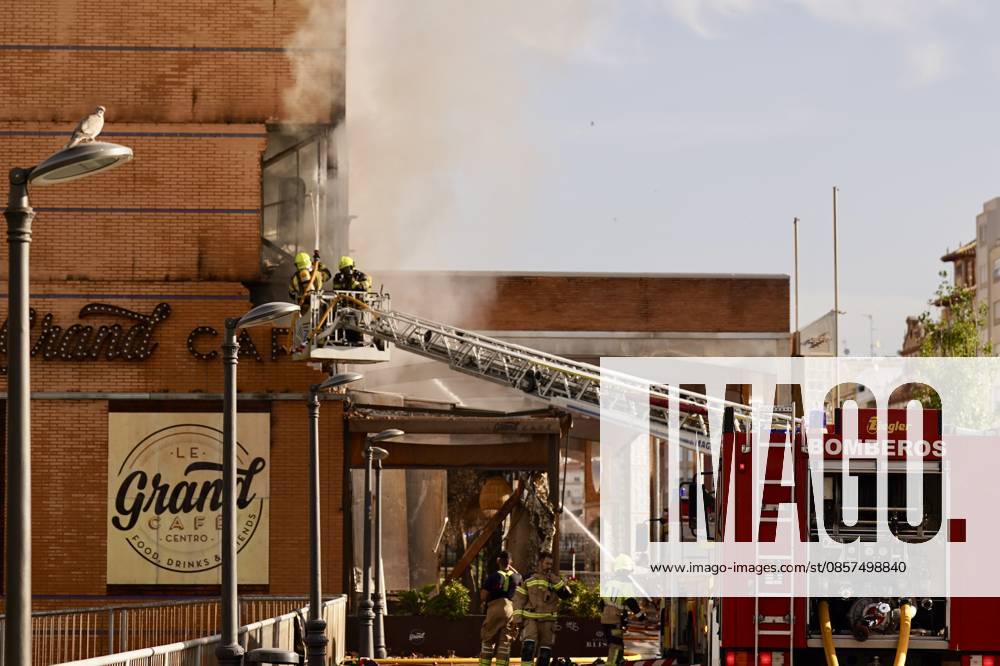 A fire forces the eviction of a hotel in the center of Malaga Firefighters Malaga working on extinguishing a fire in a hotel in the capital A 25 May 2026 in Malaga Andalusia, Spain The fire on the first floor of a hotel in the center of Malaga in the early hours of Monday May 25 has forced the eviction of the entire establishment without for the moment there have been personal injuries, as reported by the 112, belonging to the Emergency Agency of Andalusia The fire started at about 01 26 hours when witnesses have alerted of flames on the first floor of the hotel located in Cerrojo street 25 MAY 2026 Malaga Andalucia, Spain Malaga Andalucia, Spain Spain Spain