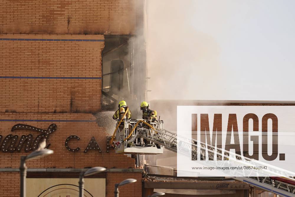 A fire forces the eviction of a hotel in the center of Malaga Firefighters Malaga working on extinguishing a fire in a hotel in the capital A 25 May 2026 in Malaga Andalusia, Spain The fire on the first floor of a hotel in the center of Malaga in the early hours of Monday May 25 has forced the eviction of the entire establishment without for the moment there have been personal injuries, as reported by the 112, belonging to the Emergency Agency of Andalusia The fire started at about 01 26 hours when witnesses have alerted of flames on the first floor of the hotel located in Cerrojo street 25 MAY 2026 Malaga Andalucia, Spain Malaga Andalucia, Spain Spain Spain