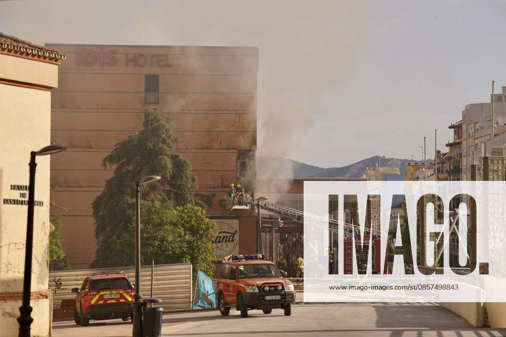 A fire forces the eviction of a hotel in the center of Malaga Firefighters Malaga working on extinguishing a fire in a hotel in the capital A 25 May 2026 in Malaga Andalusia, Spain The fire on the first floor of a hotel in the center of Malaga in the early hours of Monday May 25 has forced the eviction of the entire establishment without for the moment there have been personal injuries, as reported by the 112, belonging to the Emergency Agency of Andalusia The fire started at about 01 26 hours when witnesses have alerted of flames on the first floor of the hotel located in Cerrojo street 25 MAY 2026 Malaga Andalucia, Spain Malaga Andalucia, Spain Spain Spain