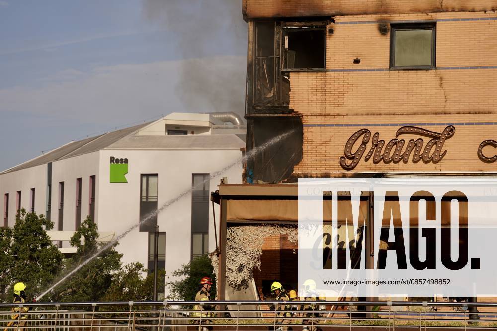 A fire forces the eviction of a hotel in the center of Malaga Firefighters Malaga working on extinguishing a fire in a hotel in the capital A 25 May 2026 in Malaga Andalusia, Spain The fire on the first floor of a hotel in the center of Malaga in the early hours of Monday May 25 has forced the eviction of the entire establishment without for the moment there have been personal injuries, as reported by the 112, belonging to the Emergency Agency of Andalusia The fire started at about 01 26 hours when witnesses have alerted of flames on the first floor of the hotel located in Cerrojo street 25 MAY 2026 Malaga Andalucia, Spain Malaga Andalucia, Spain Spain Spain