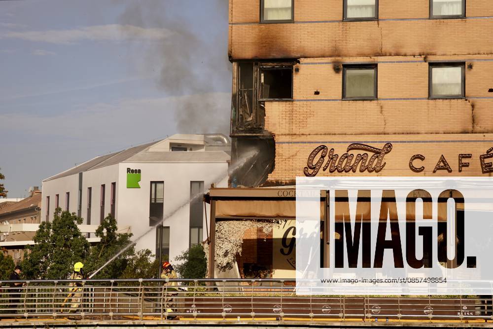 A fire forces the eviction of a hotel in the center of Malaga Firefighters Malaga working on extinguishing a fire in a hotel in the capital A 25 May 2026 in Malaga Andalusia, Spain The fire on the first floor of a hotel in the center of Malaga in the early hours of Monday May 25 has forced the eviction of the entire establishment without for the moment there have been personal injuries, as reported by the 112, belonging to the Emergency Agency of Andalusia The fire started at about 01 26 hours when witnesses have alerted of flames on the first floor of the hotel located in Cerrojo street 25 MAY 2026 Malaga Andalucia, Spain Malaga Andalucia, Spain Spain Spain