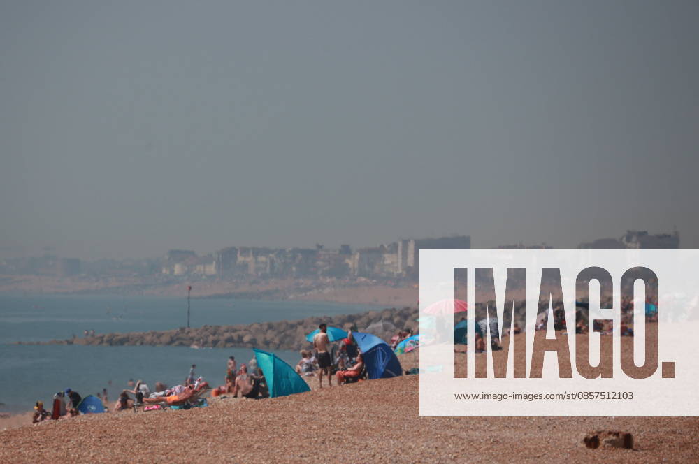 Sandgate , UK. Visitors to Sandgate Beach in Kent enjoy sunny Bank Holiday Monday. Sandgate UK - ZUMAl94_ 20260525_zaf_l94_009