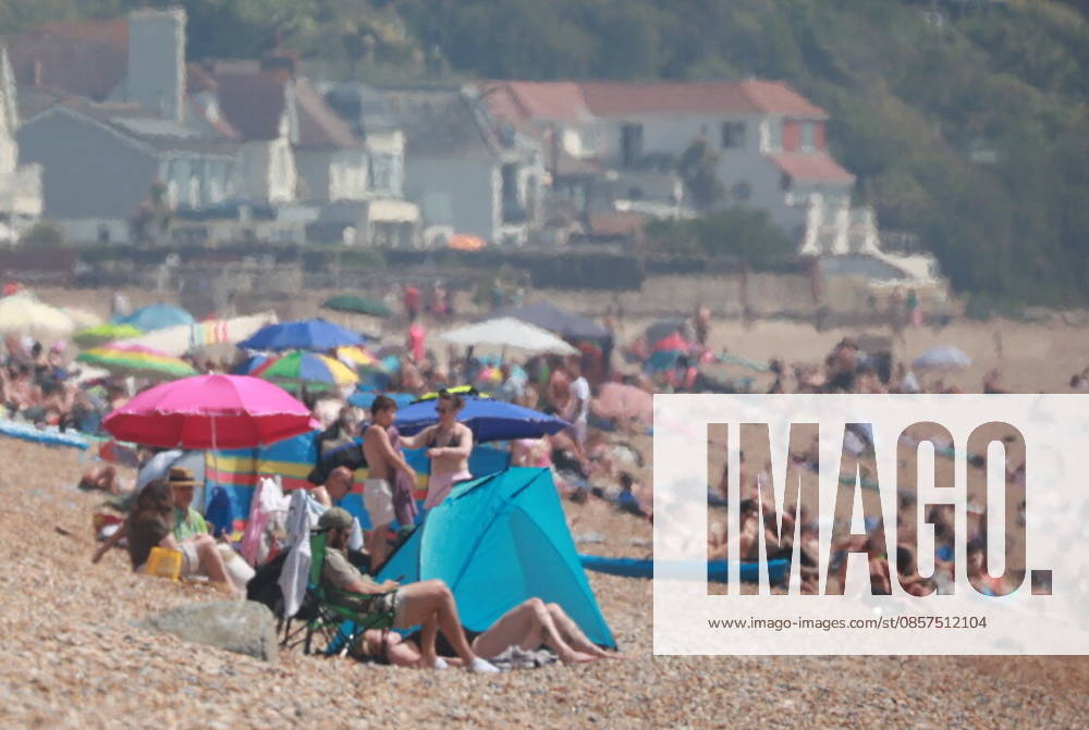 Sandgate , UK. Visitors to Sandgate Beach in Kent enjoy sunny Bank Holiday Monday. Sandgate UK - ZUMAl94_ 20260525_zaf_l94_011