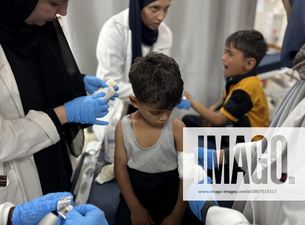 Israeli attacks on Gaza continue despite ceasefire agreement KHAN YUNIS, GAZAI PALESTINE - MAY 25: Palestinian children are taken to Nasser Hospital for medical treatment following the Israeli attack on tents housing displaced people in the al-Mawasi area despite the ceasefire agreement in Khan Yunis, Gaza, Palestine on May 25, 2026. A six-year-old child and a woman were killed and 20 people, most of them children and women, were injured in an attack. Abdallah F.s. Alattar Anadolu Khan Yunis Gaza. Editorial use only. Please get in touch for any other usage.