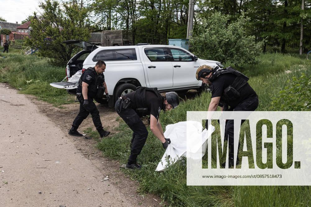 Aftermath of Russian strike in Kramatorsk KRAMATORSK, UKRAINE - MAY 25: Police officers pick up the body of one of the victims following a Russian airstrike on a house in Kramatorsk, Ukraine, on May 25, 2026. Diego Herrera Carcedo Anadolu Kramatorsk Ukraine. Editorial use only. Please get in touch for any other usage.