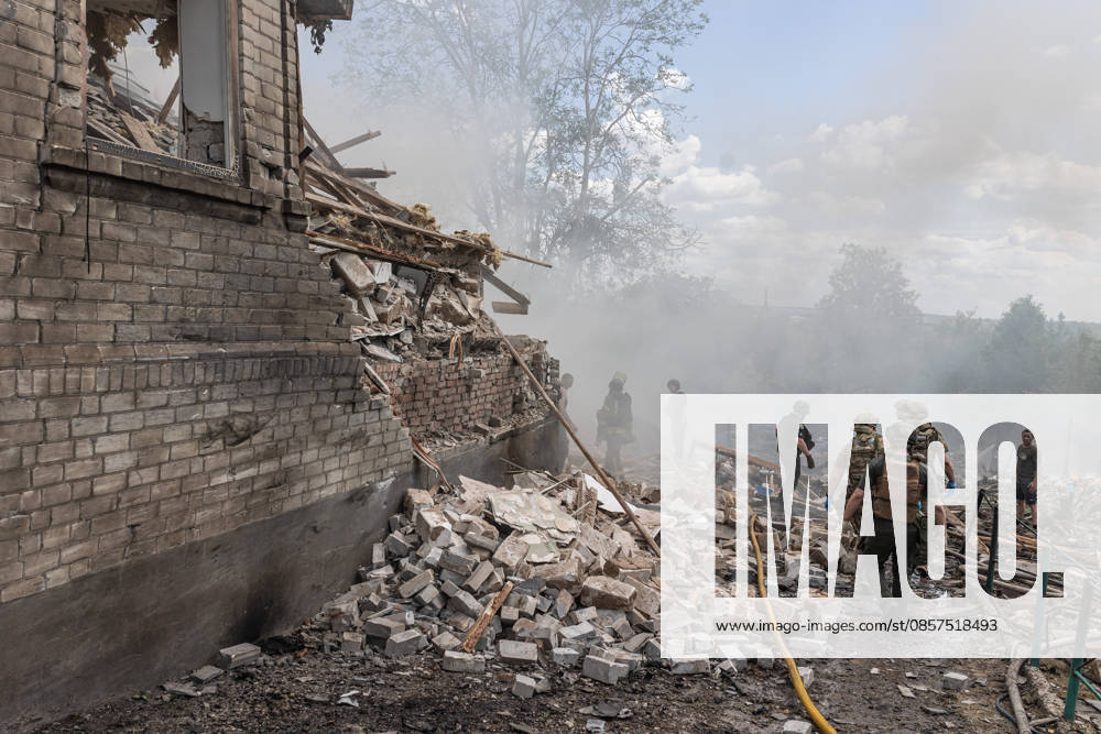 Aftermath of Russian strike in Kramatorsk KRAMATORSK, UKRAINE - MAY 25: Emergency services extinguish a fire and search for the bodies of two people under the rubble following a Russian airstrike on a house in Kramatorsk, Ukraine, on May 25, 2026. Diego Herrera Carcedo Anadolu Kramatorsk Ukraine. Editorial use only. Please get in touch for any other usage.